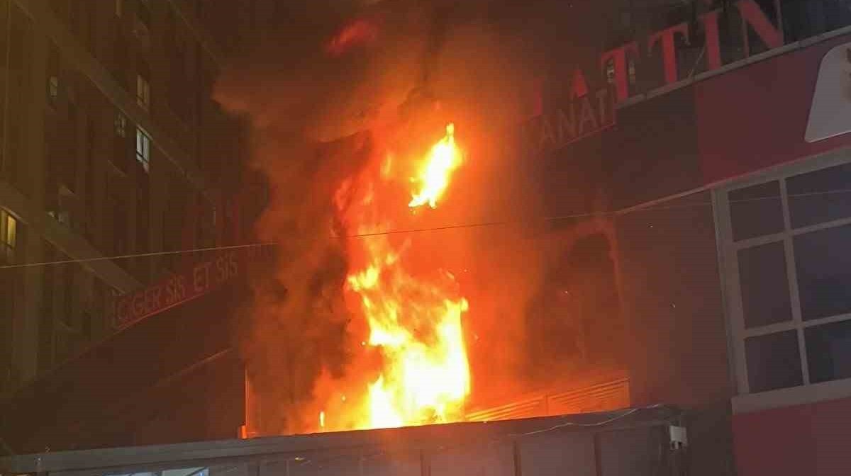 Esenyurt’ta iki katlı iş yerinde yangın: 1 yaralı