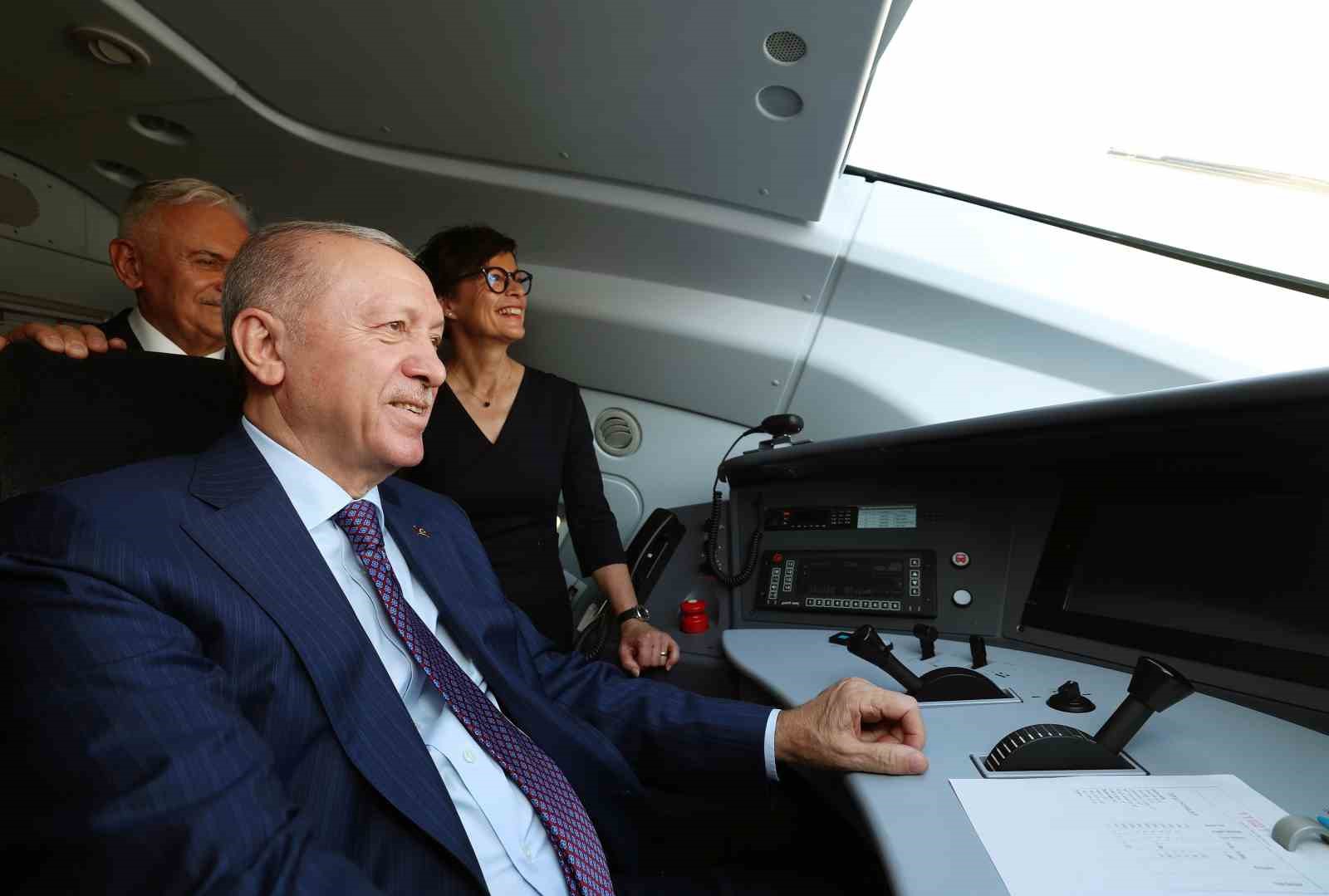 Cumhurbaşkanı Erdoğan hızlı tren hattında ilk sürüşü yaptı