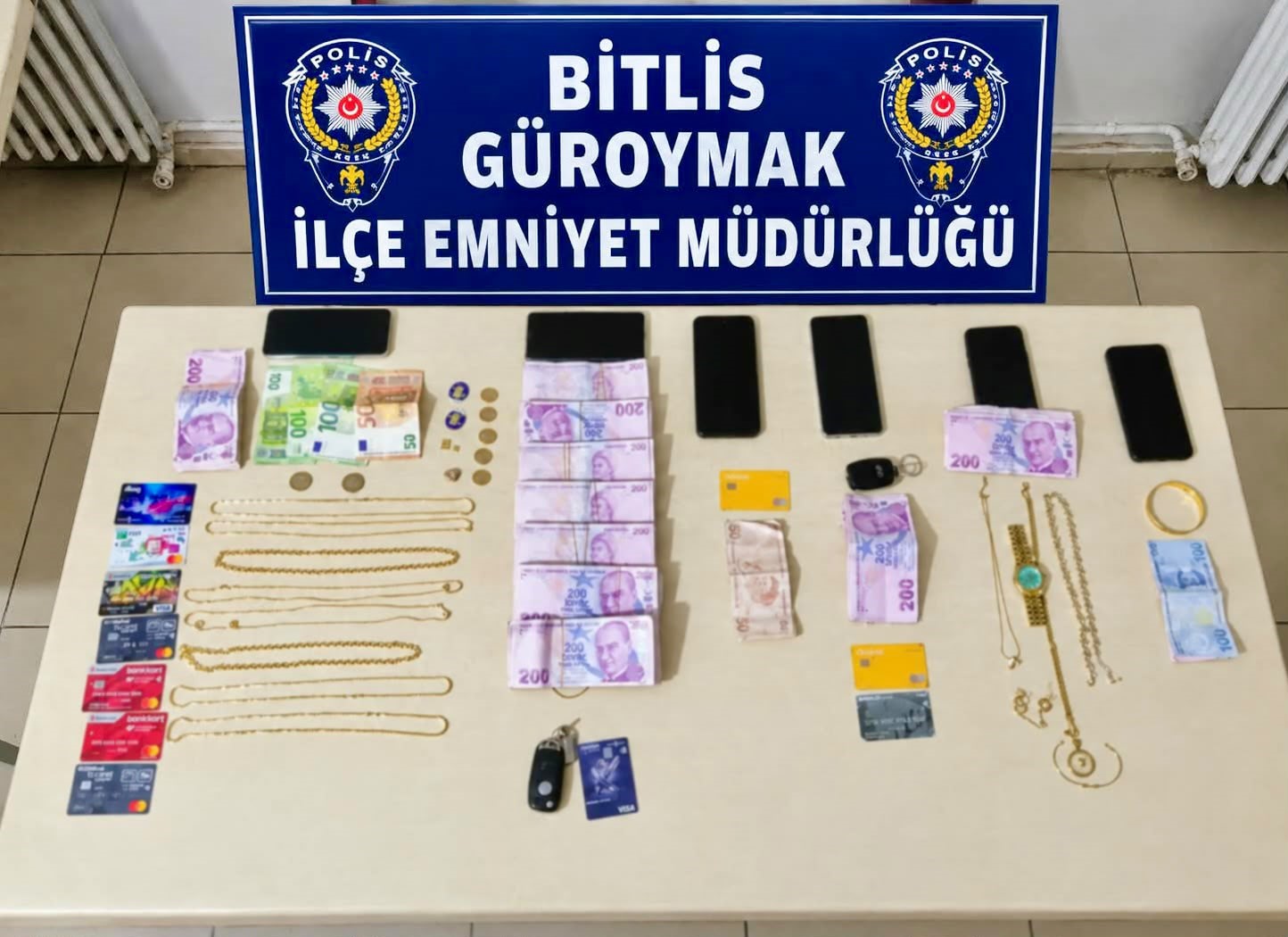 Altın kaplama zincirleri gerçek altın diye sattılar