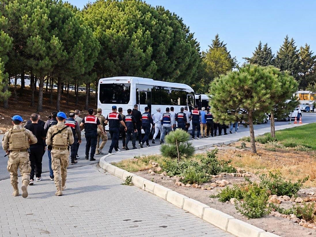 Çeşme Belediyesine rüşvet operasyonunda 10 tutuklama