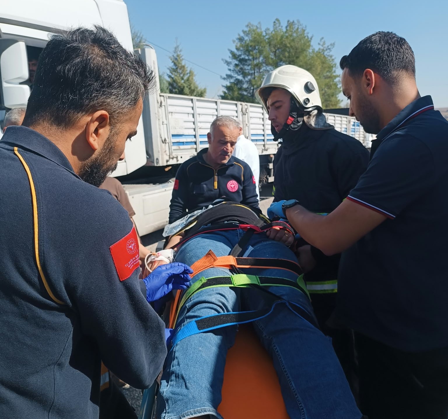 Otomobil kamyonunun altına girdi: 2’si ağır 3 yaralı