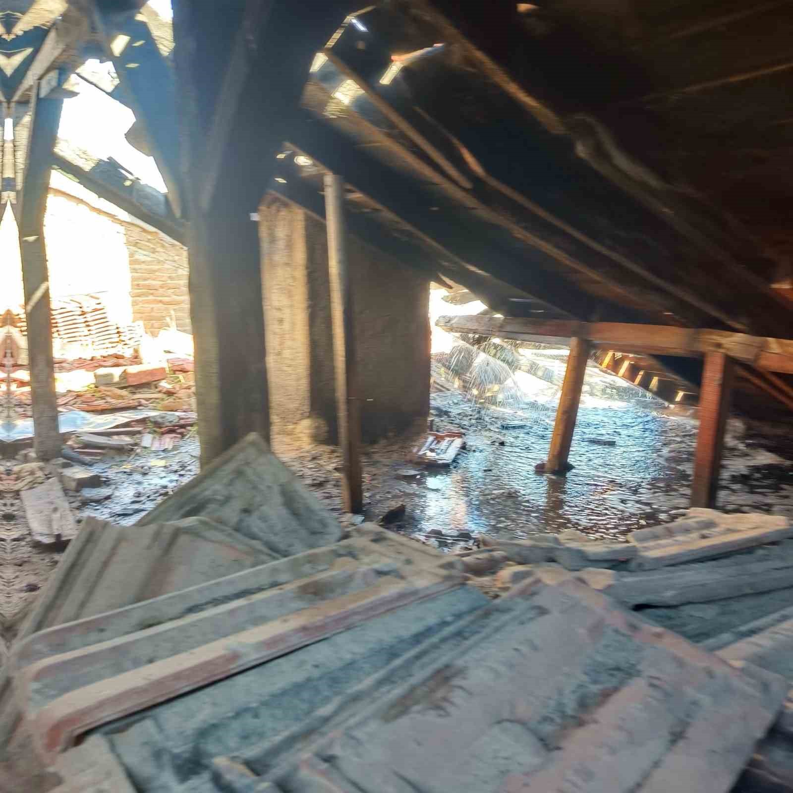 Çivril’de eski belediye binasında yangın çıktı
