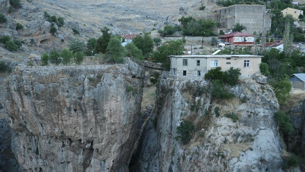 Kayalardaki ev ve bahçesine köprü ile ulaşım sağlanıyor