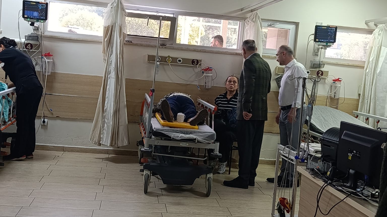 Manisa Valisi Özkan kazada yaralananları ziyaret etti