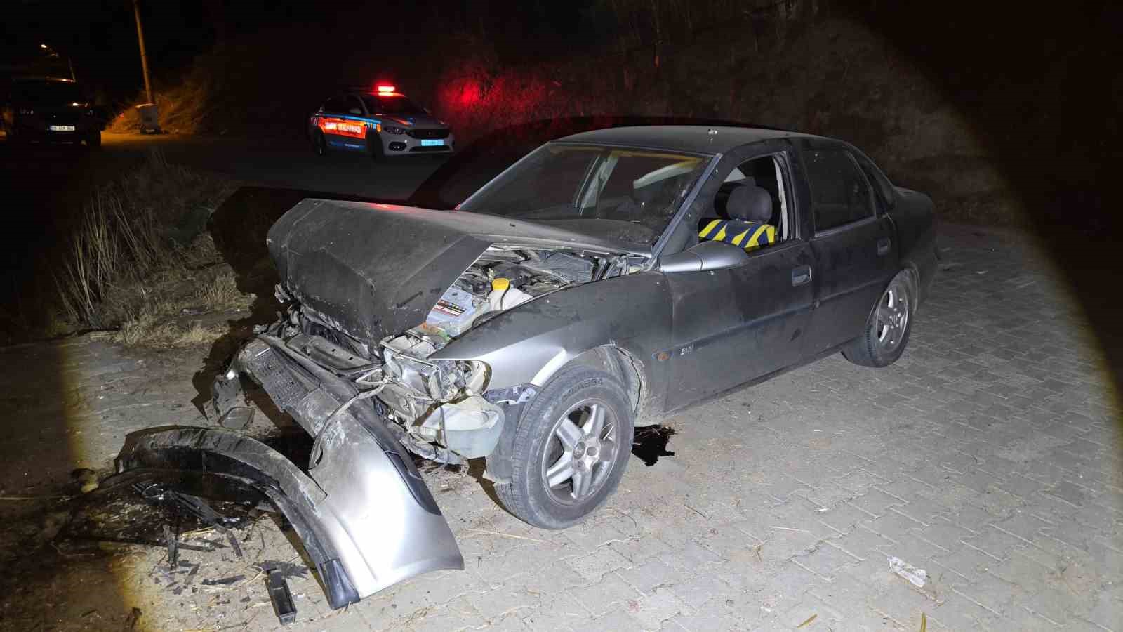 Otomobilde sıkışan sürücü kurtarıldı