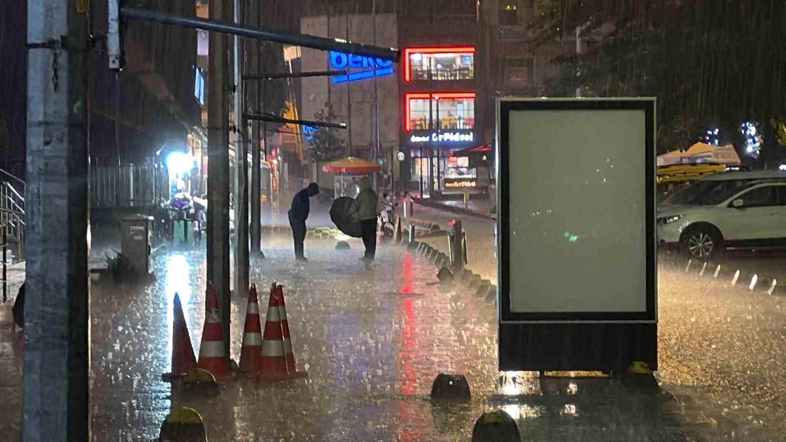 Düzce’de sağanak yağış şiddetini arttırdı