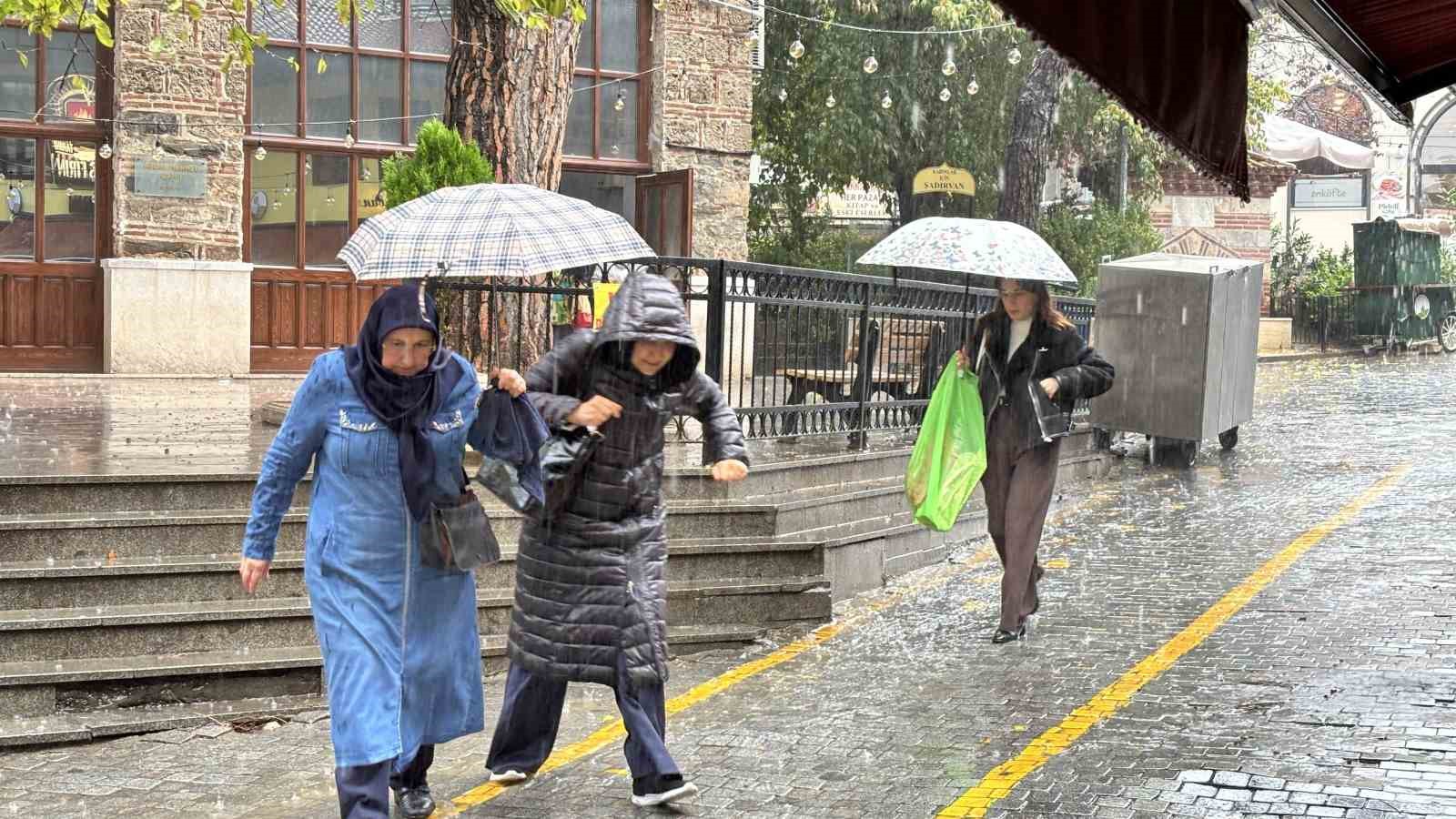 Bursa’da sağanak başladı fırtına uyarısı geldi