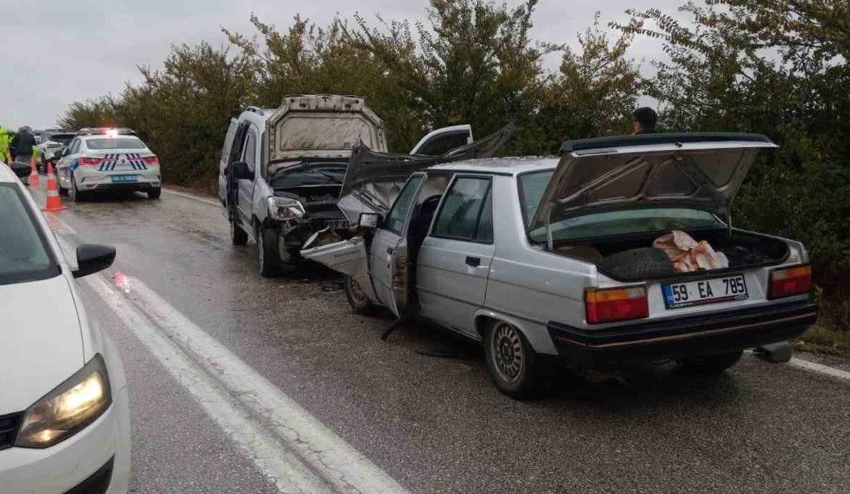 Şarköy’de iki araç çarpıştı: 7 yaralı
