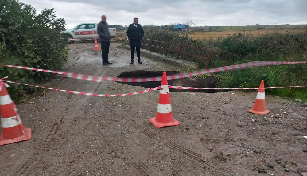 Biga’da sağanak yağışa dayanamayan yol çöktü