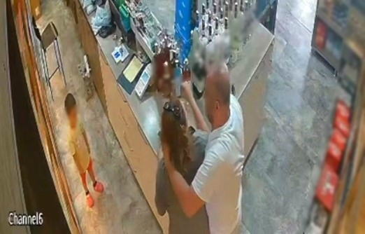 Çocuğunun gözü önünde eşini darp edip boğmaya çalıştı