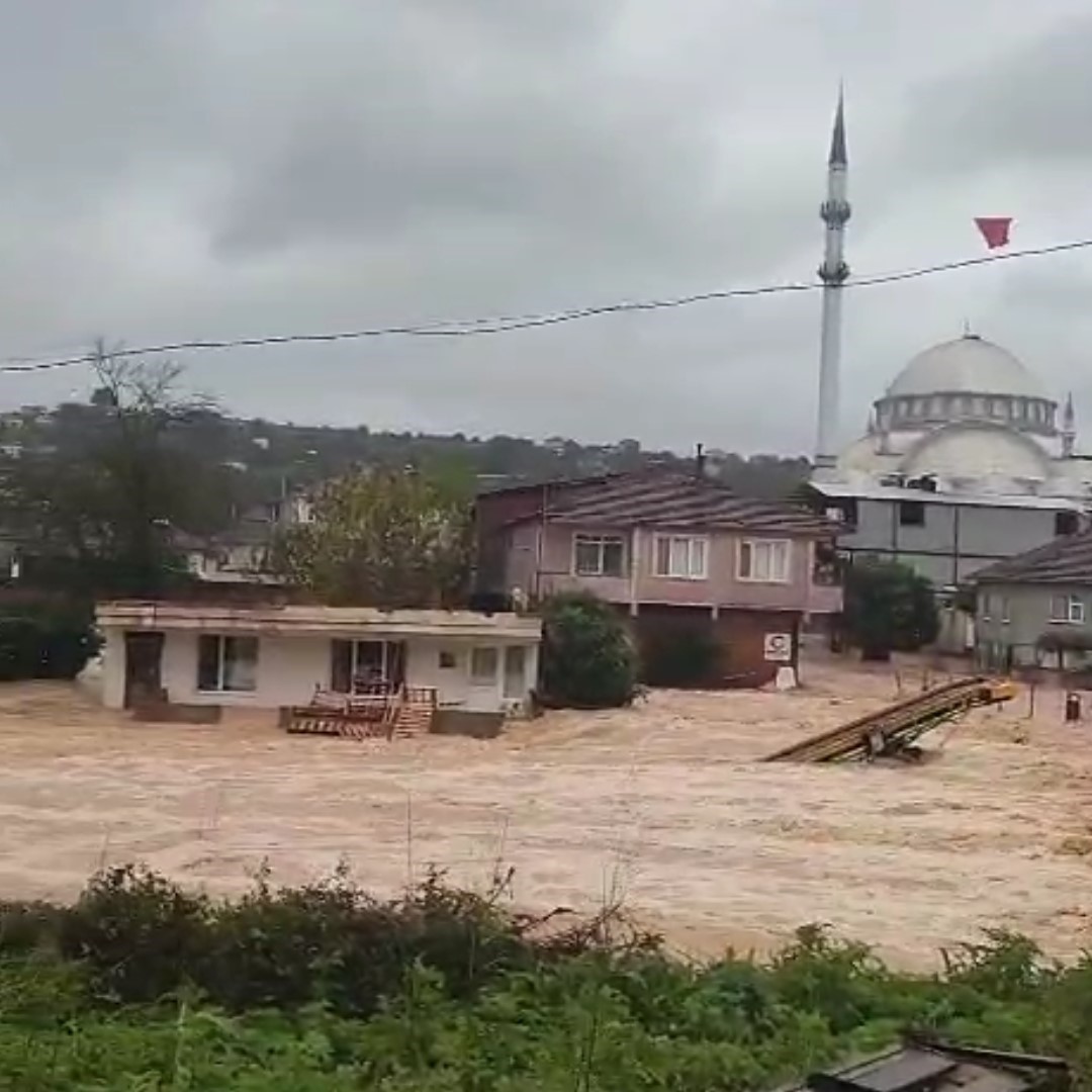 Karasu’da sokaklar göle döndü, giriş katlarını su bastı