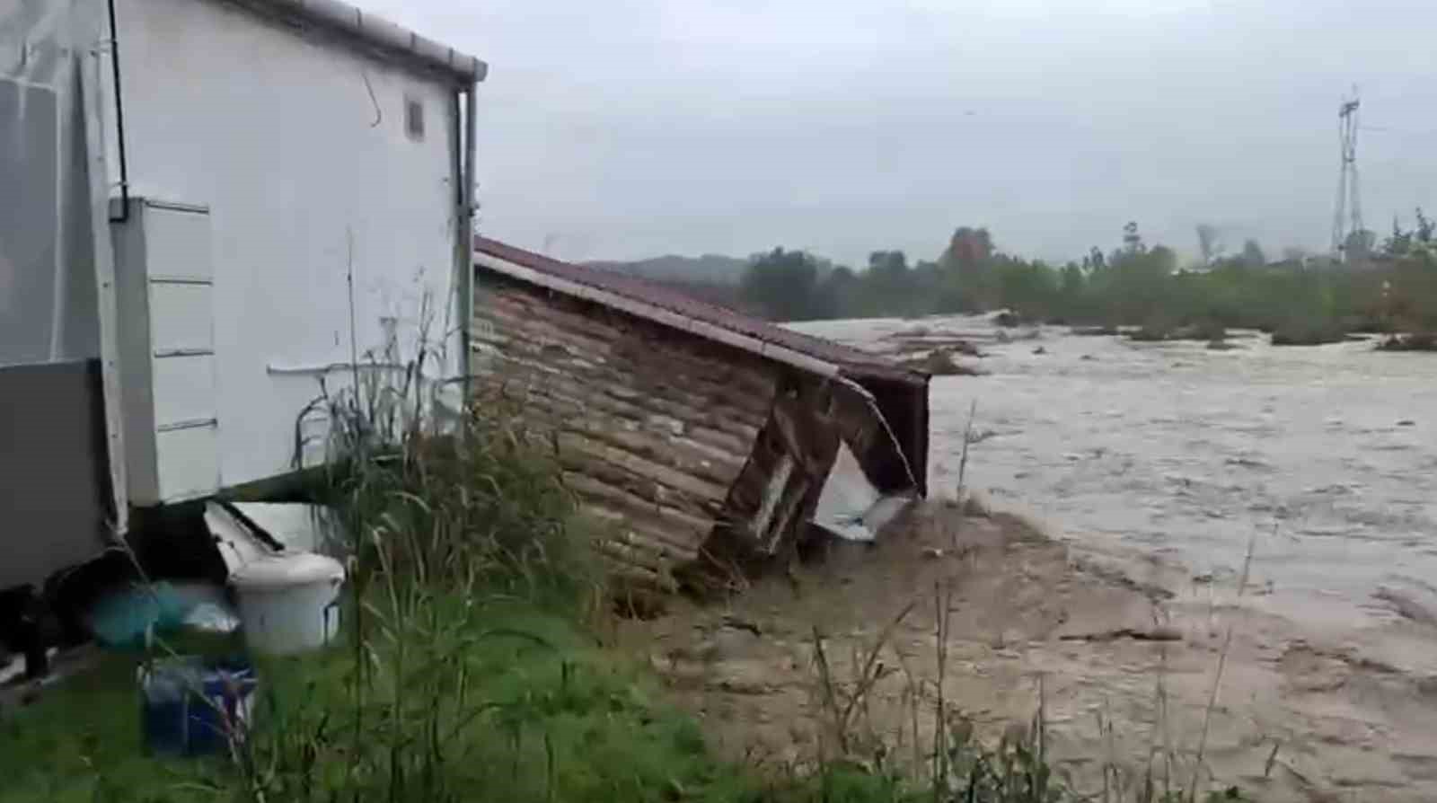 Sakarya’da sel sularına kapılan evler böyle sürüklendi