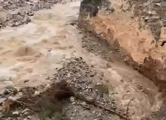 Derede heyelan anı kameraya yansıdı