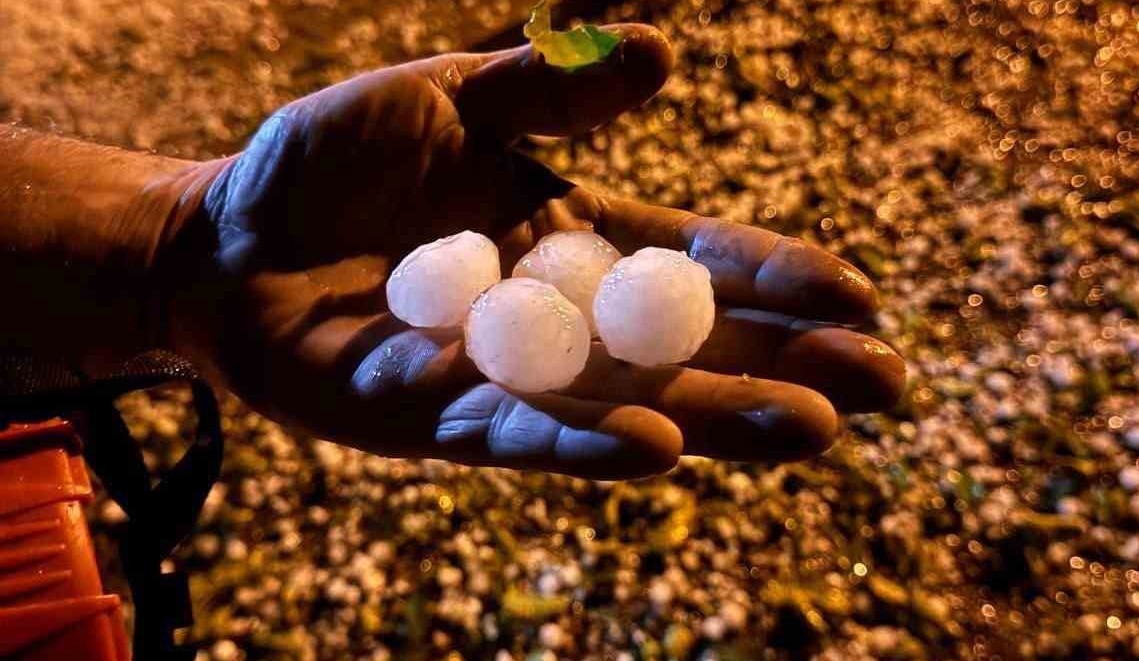 Elazığ’da ceviz büyüklüğünde dolu yağdı