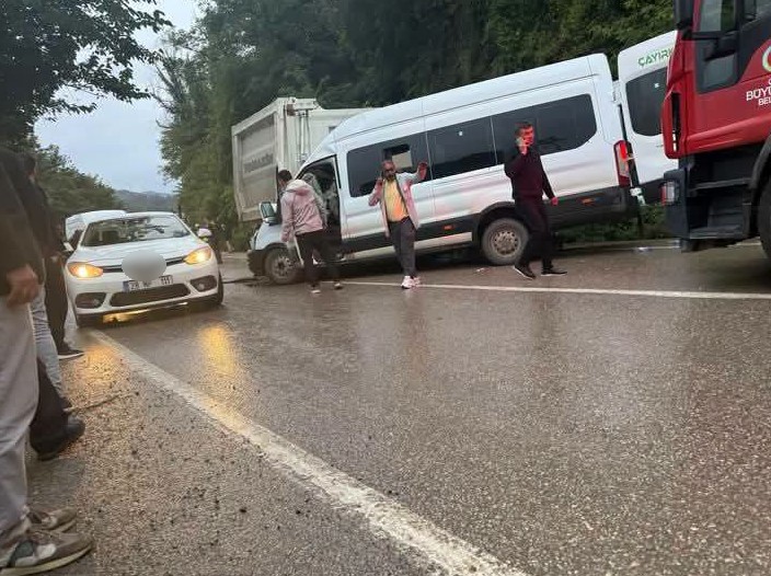 Ordu’da minibüs kamyonla çarpıştı: 1 ölü, 23 yaralı