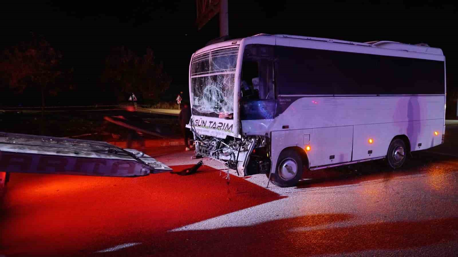 Tarım işçilerini taşıyan midibüs ile tır çarpıştı: 17 yaralı
