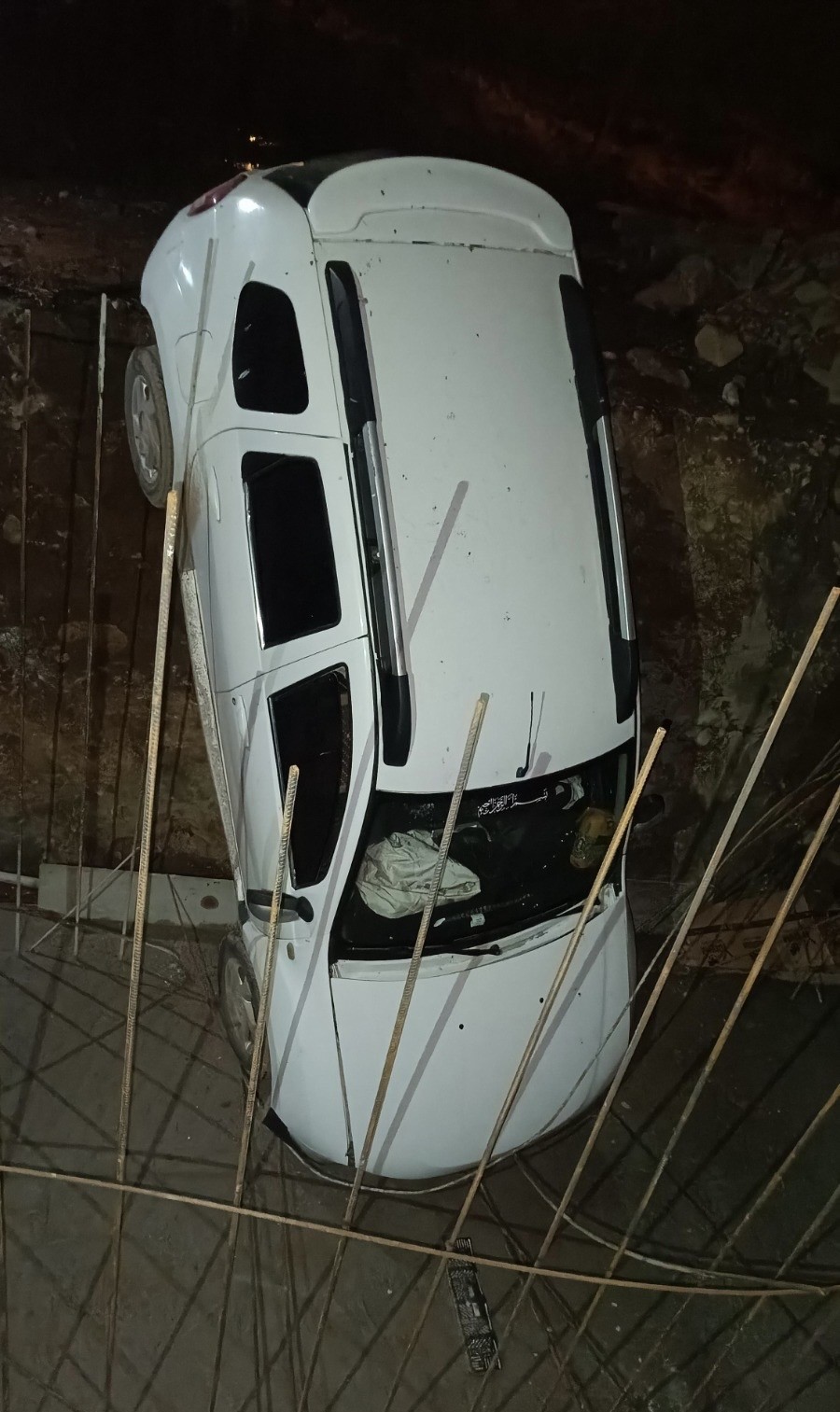 Siirt’te otomobil menfez çukuruna düştü: 2 yaralı