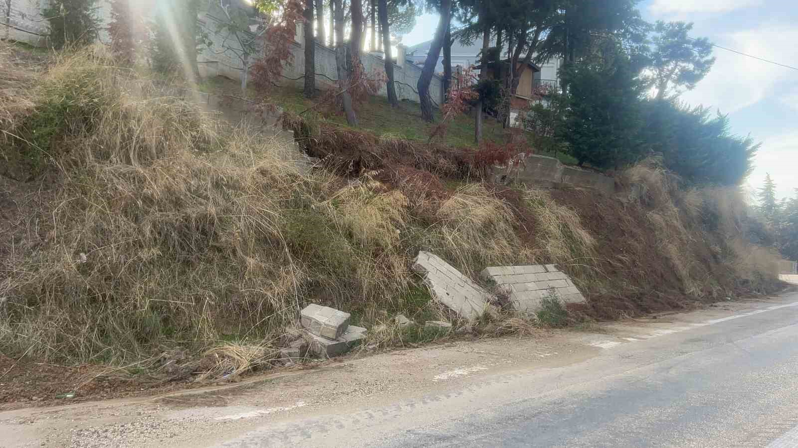 Yağışlar istinat duvarını yıktı, duvar parçaları yola düştü