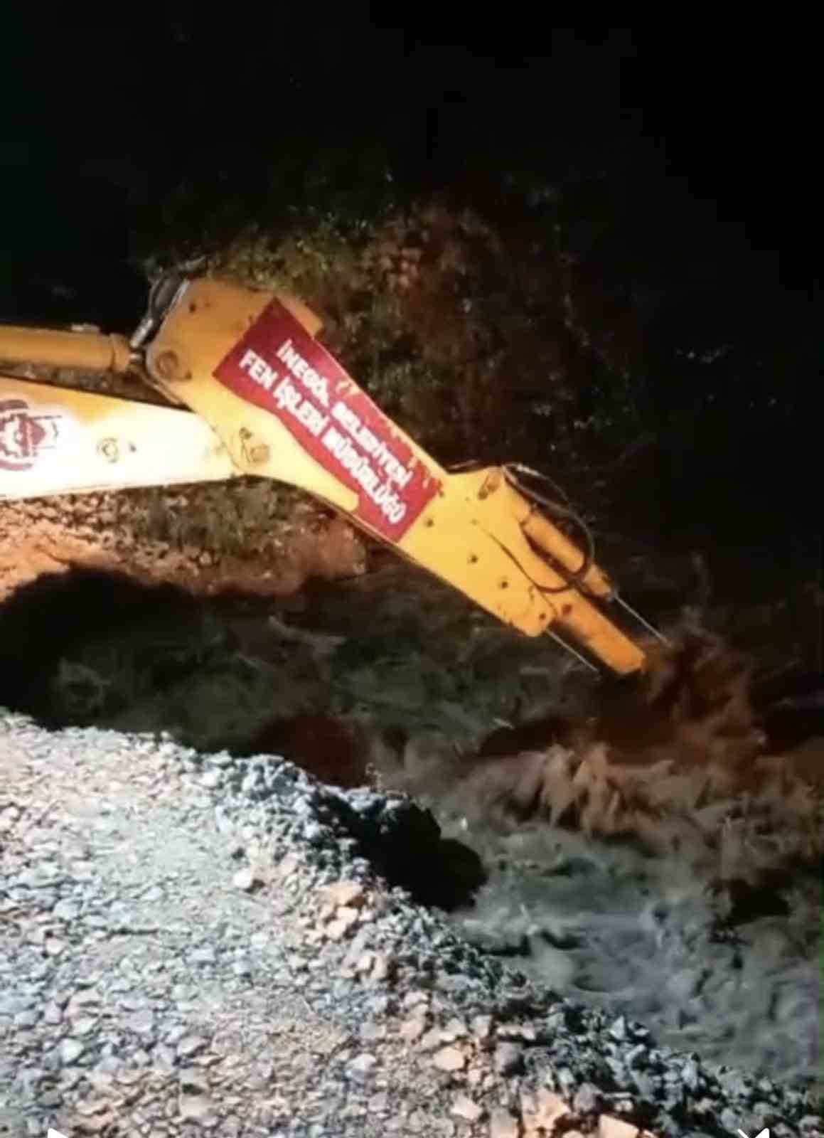Bursa’da yağış köprüyü çökertti, sürücüler