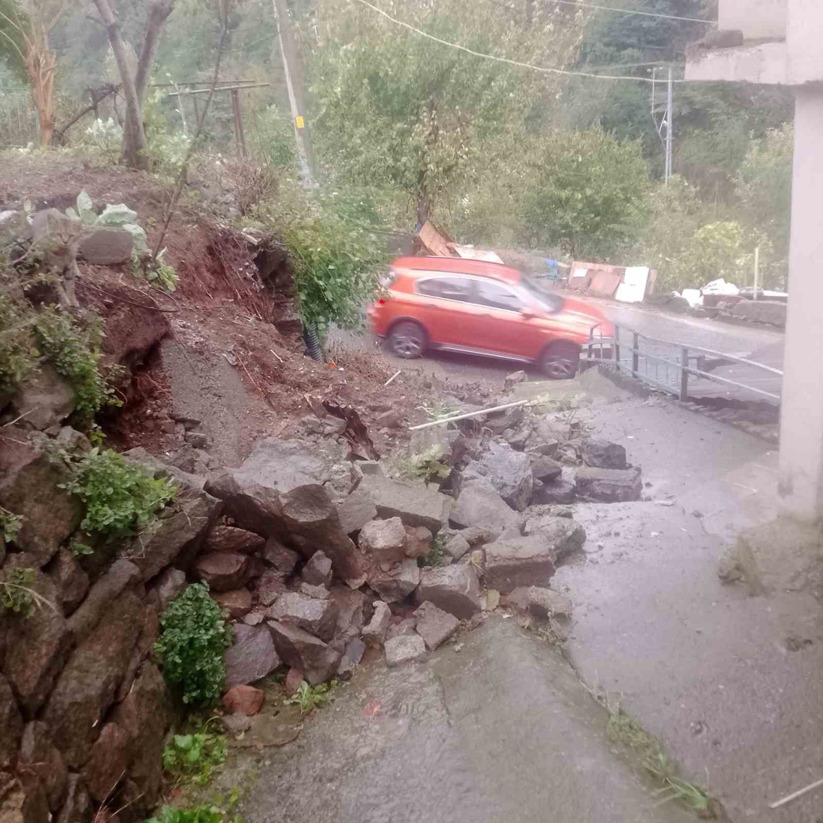 Karadeniz Ereğli’de aşırı yağış duvarı çökertti