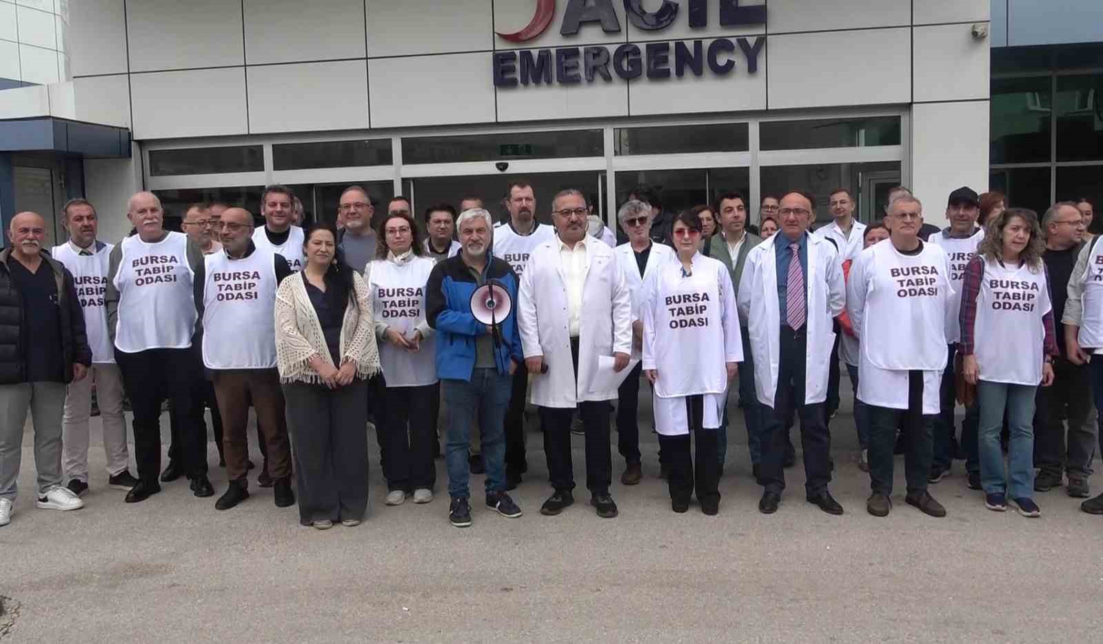 6 aydır maaşlarını alamayan hekimlerden eylem
