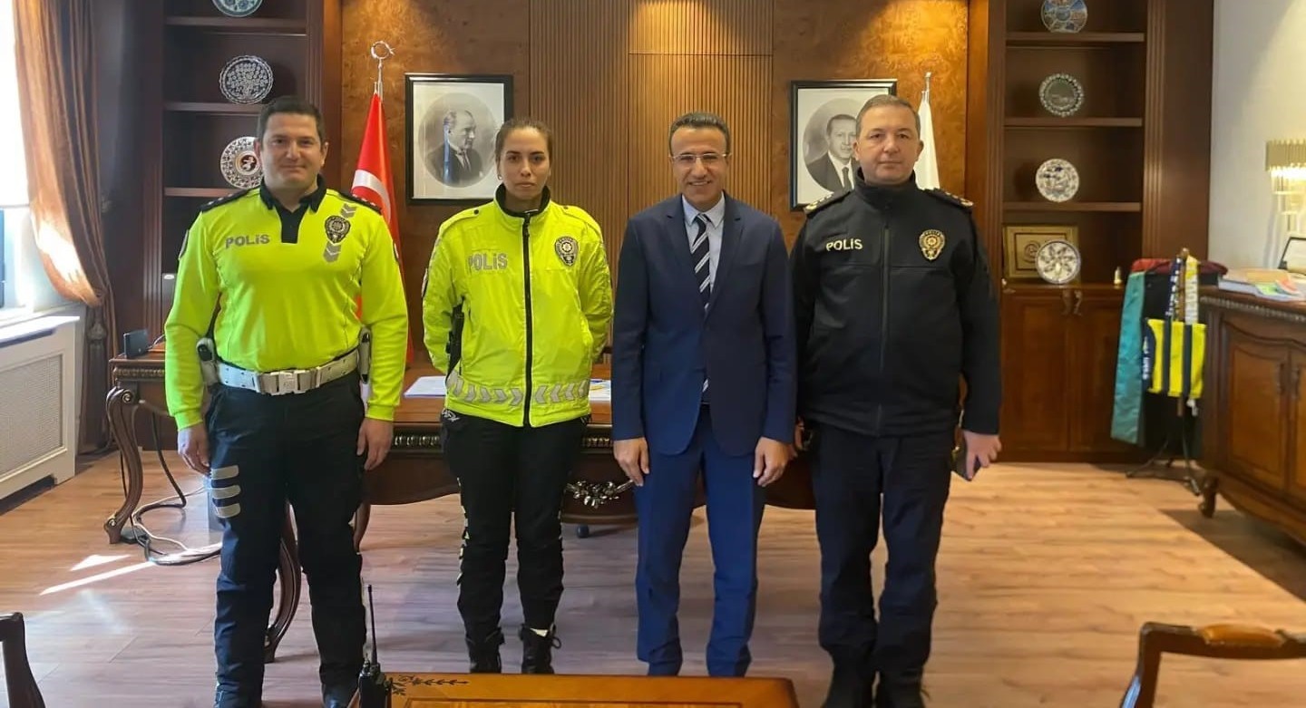 Yaralı genci yağmurdan koruyan polise başarı belgesi