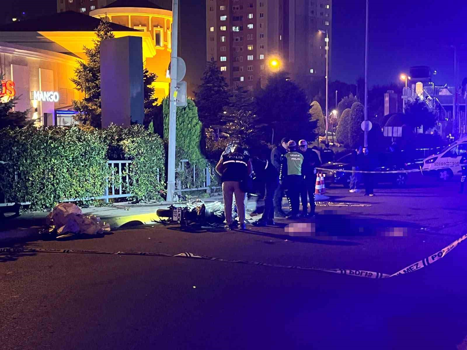 Motosiklet otomobille çarpıştı: 1 ölü, 1 yaralı