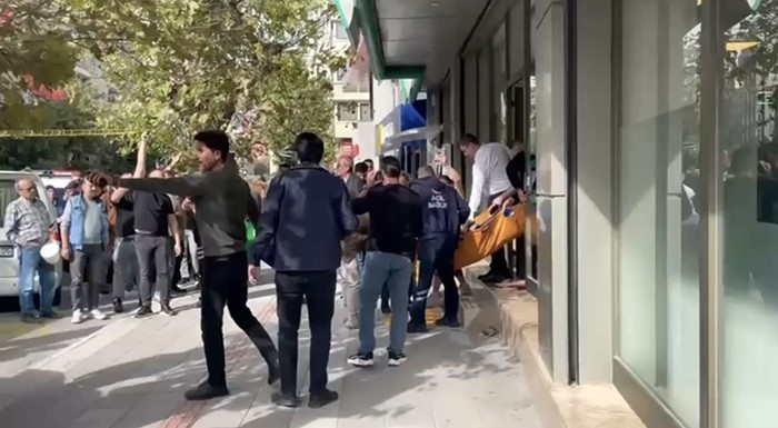 Sabah aldığı telefonu iade almayınca bıçaklamış