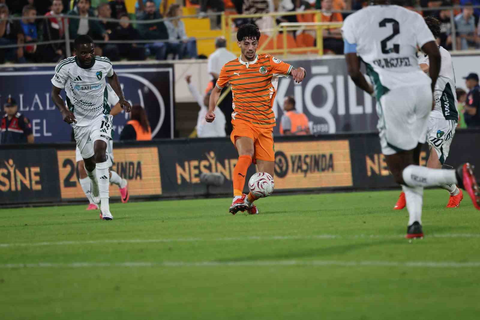 Kocaelispor deplasmanda Alanyaspor'u 2 golle geçti