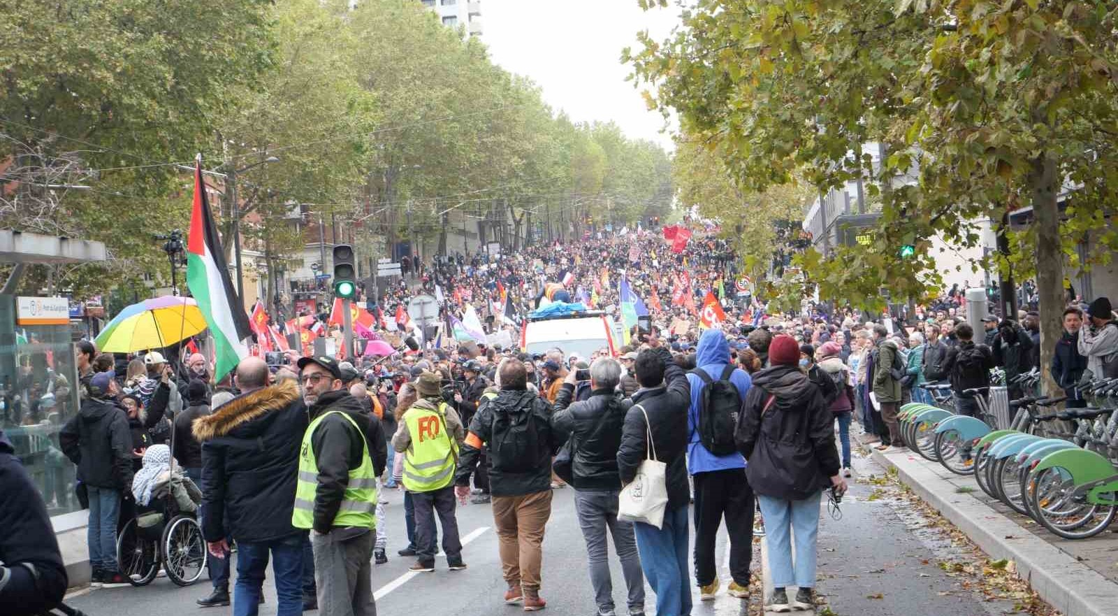 Paris’te 110 bin kişiden barışçıl yürüyüş