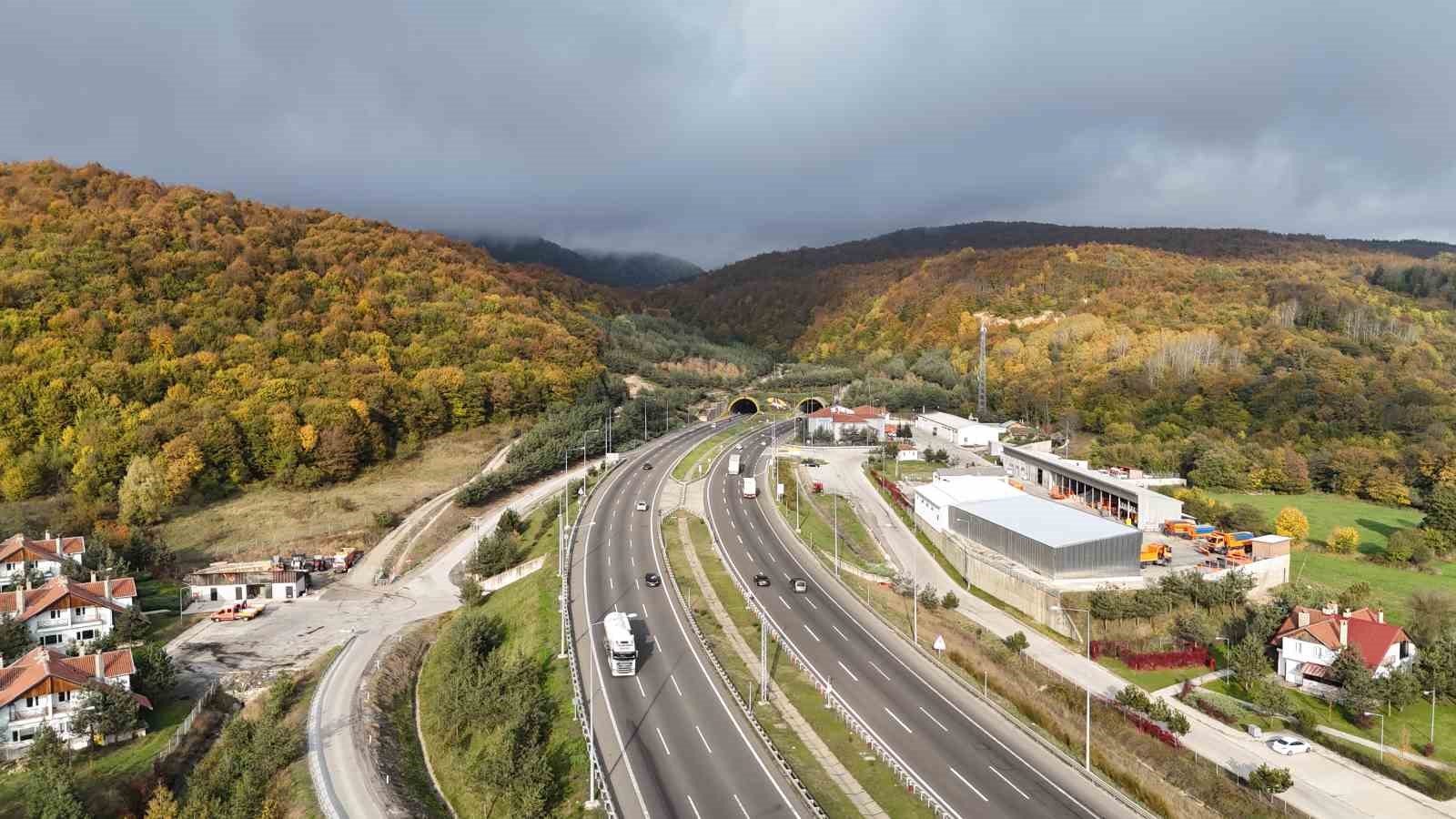 Bolu Dağı Tüneli geçişinde sonbahar güzelliği