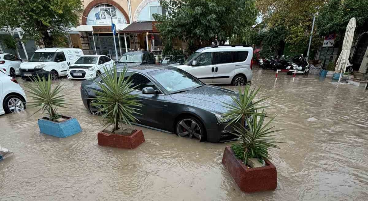 Çeşme’de şiddetli yağış hayatı olumsuz etkiledi