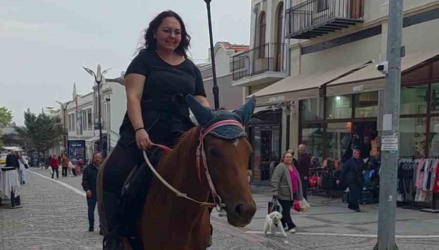 Edirne’de atıyla caddelerde gezen kadın ilgi odağı oldu