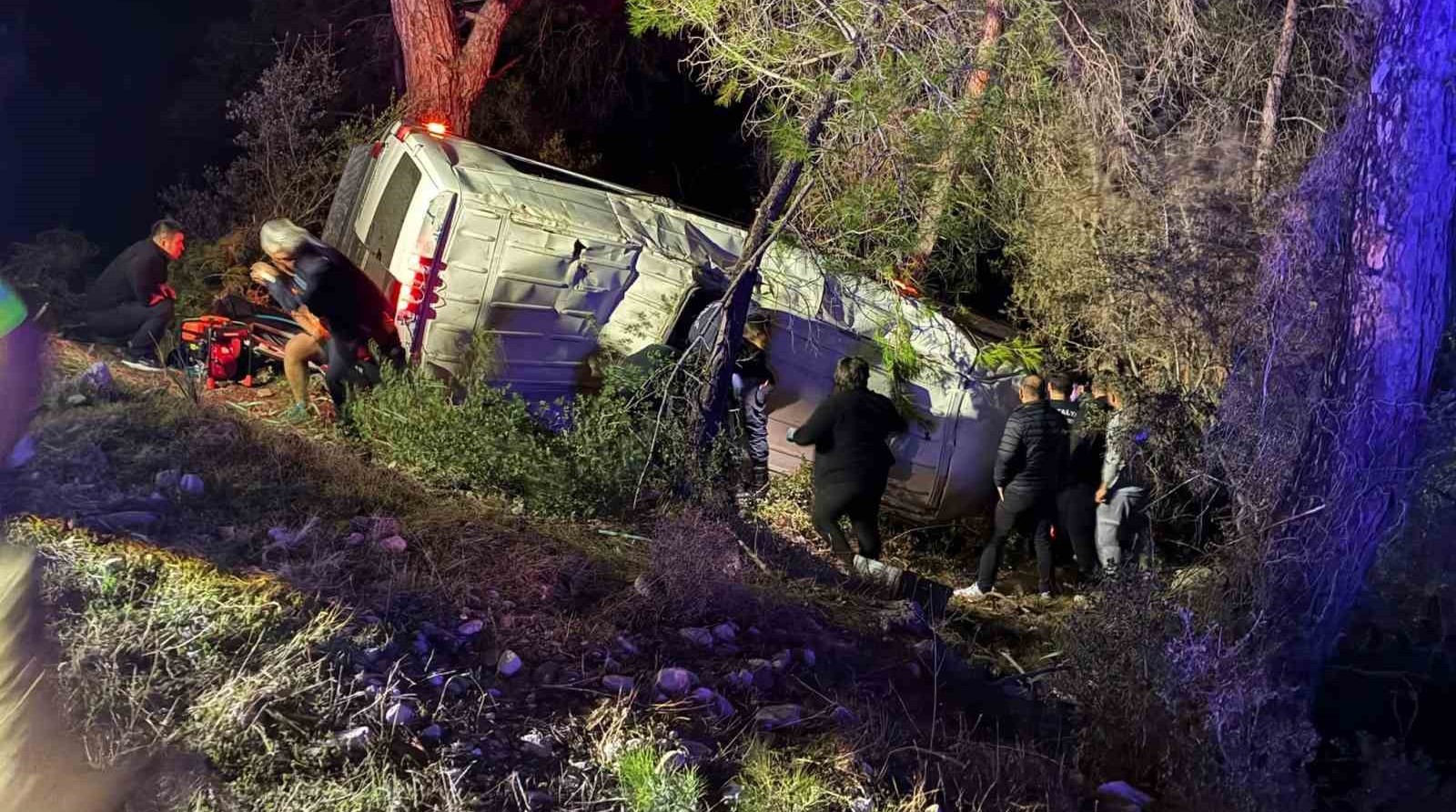Oağcıları taşıyan minibüs şarampole devrildi: 15 yaralı
