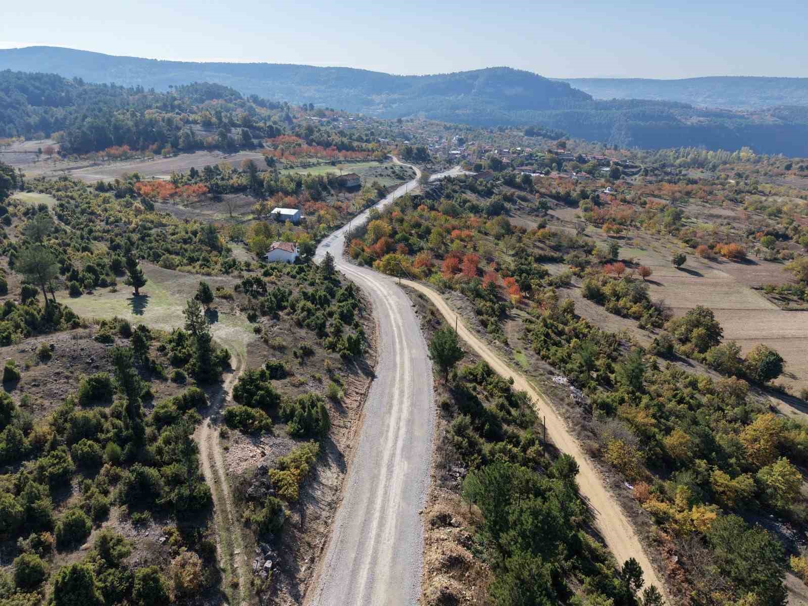 Keles’in üç mahallesinde yol mesaisi
