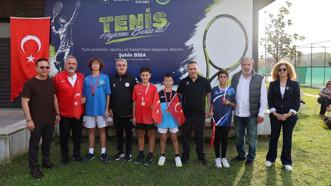 Cumhuriyet coşkusu tenis kortlarına taşındı