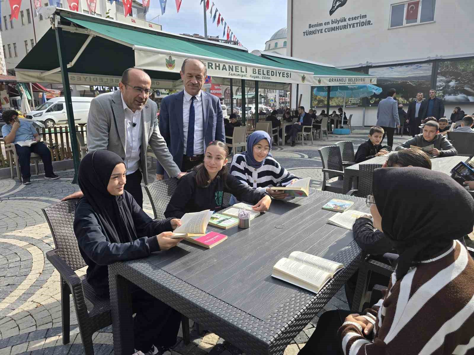 Başkan ve öğrencilerden kitap okuma seferberliği
