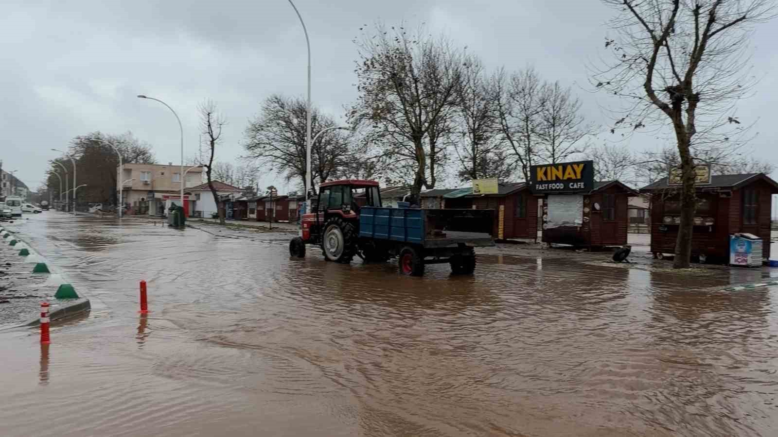 Karacabey’de yollar göle döndü