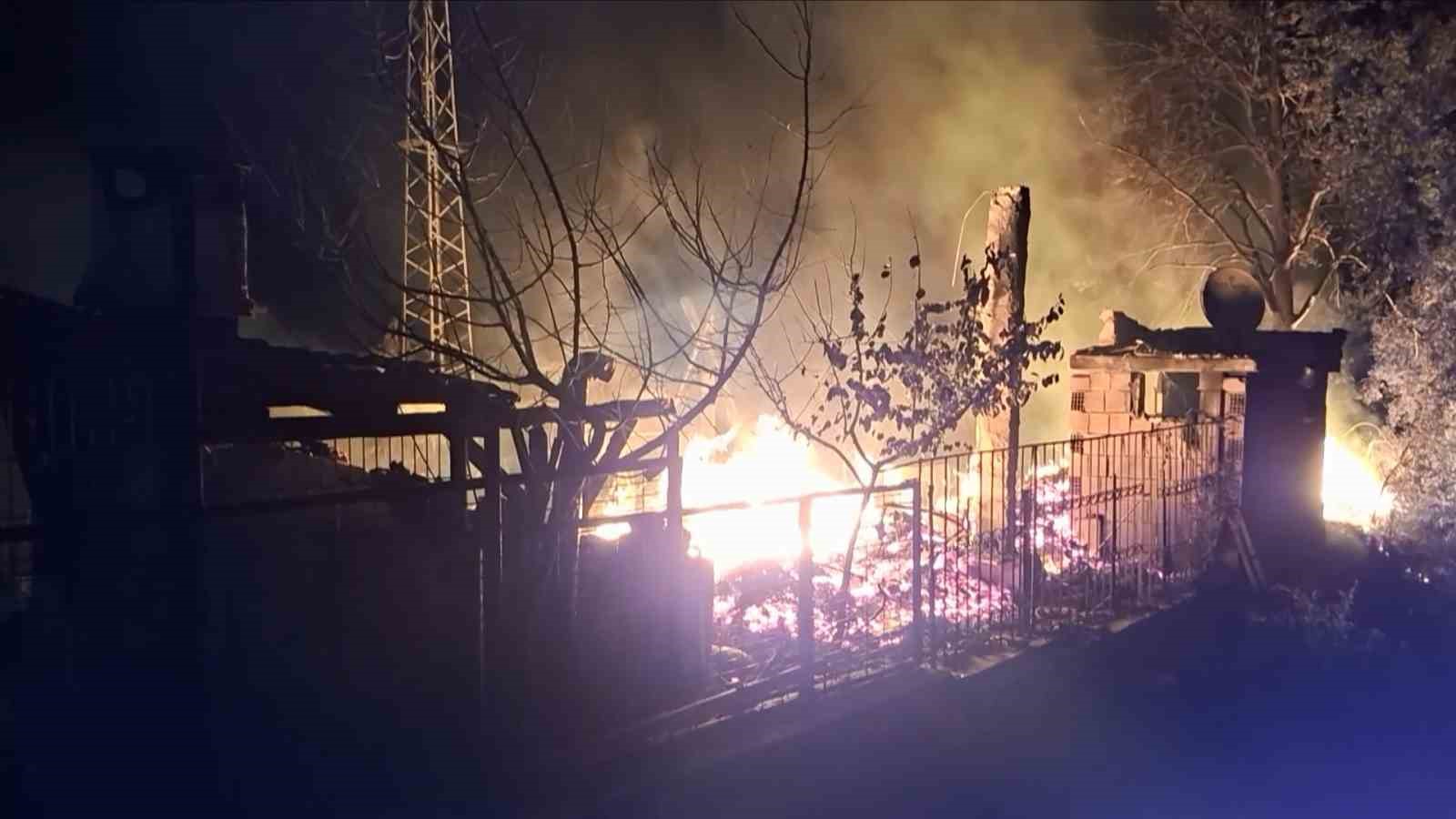 Alevler ormana sıçramadan söndürüldü
