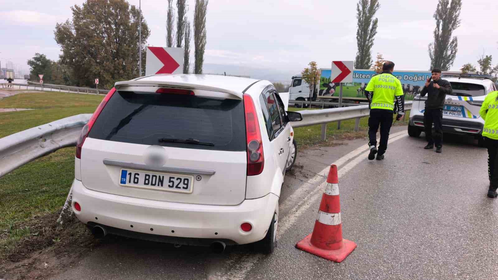 İnegöl’de otomobil bariyerlere çarptı: 1 yaralı