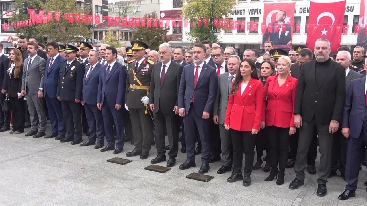 Cumhuriyetin 103. yılında Atatürk Anıtı’na çelenkler sunuldu