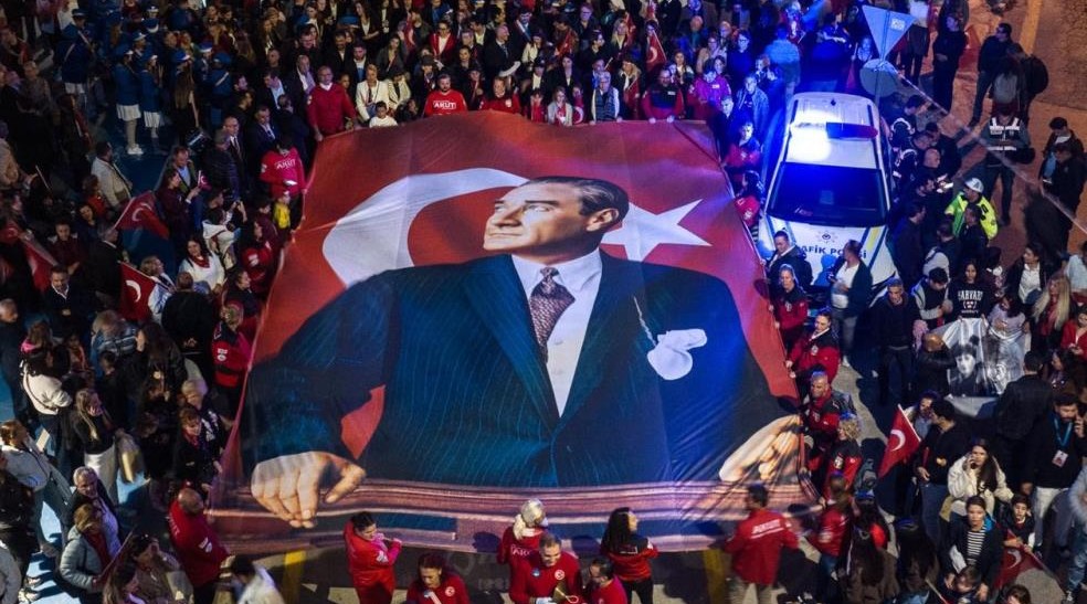 Kuşadası’nda 250 metrelik dev Türk bayrağı açıldı