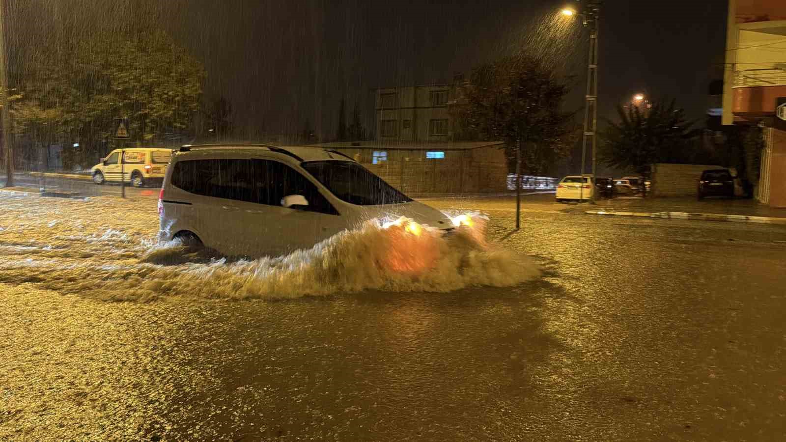 Adıyaman’da şiddetli yağış hayatı felç etti