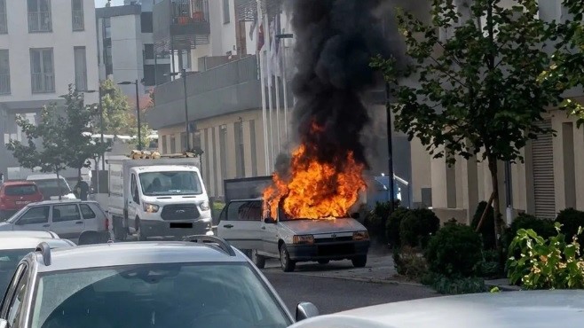 Kahramanmaraş'ta seyir halindeki otomobil alev alev yandı