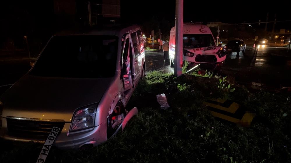 Rize’de ambulans ile ticari araç çarpıştı: 5 yaralı