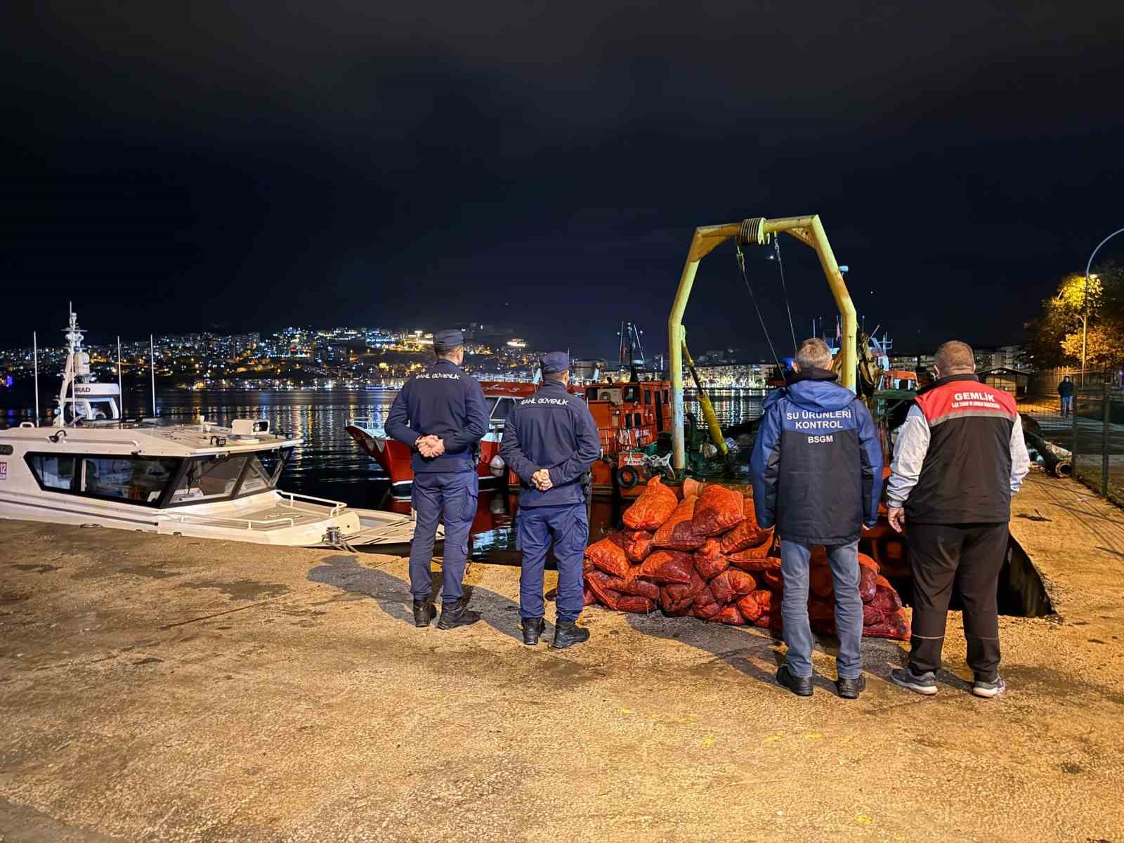 Bursa’da 350 kilo kaçak midye ele geçirildi