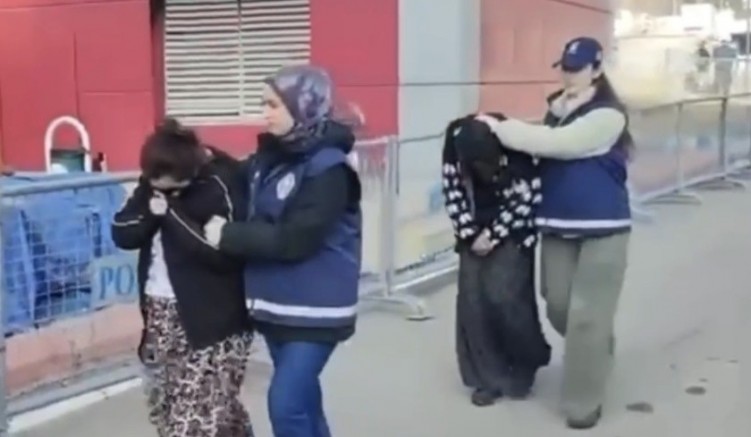 249 gram altın çalan yankesiciler 1 saatte yakalandı