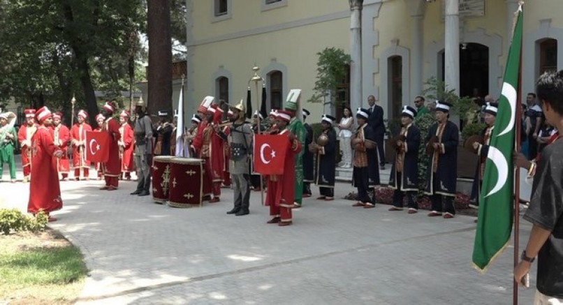 25 ülkeden öğrenciler aynı safta