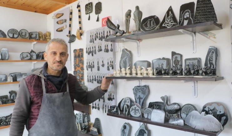 25 yıldır ekmeğini taştan çıkarıyor