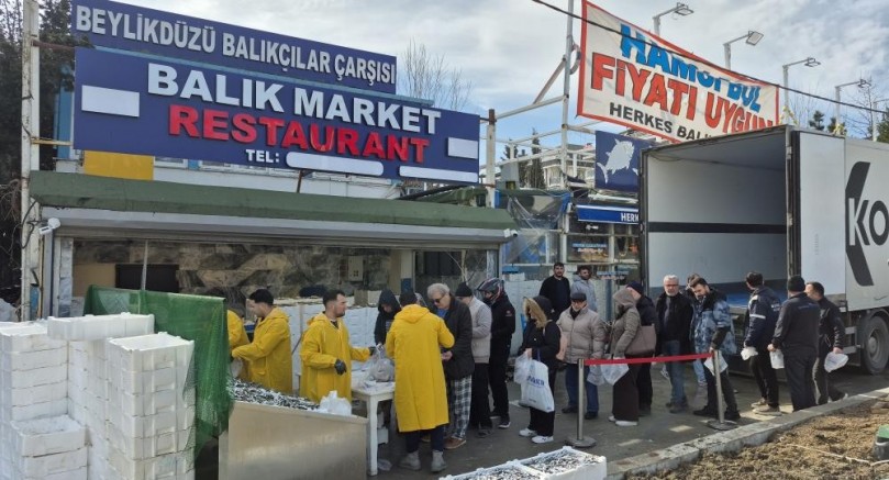 3 tır hamsiyi ücretsiz dağıttı